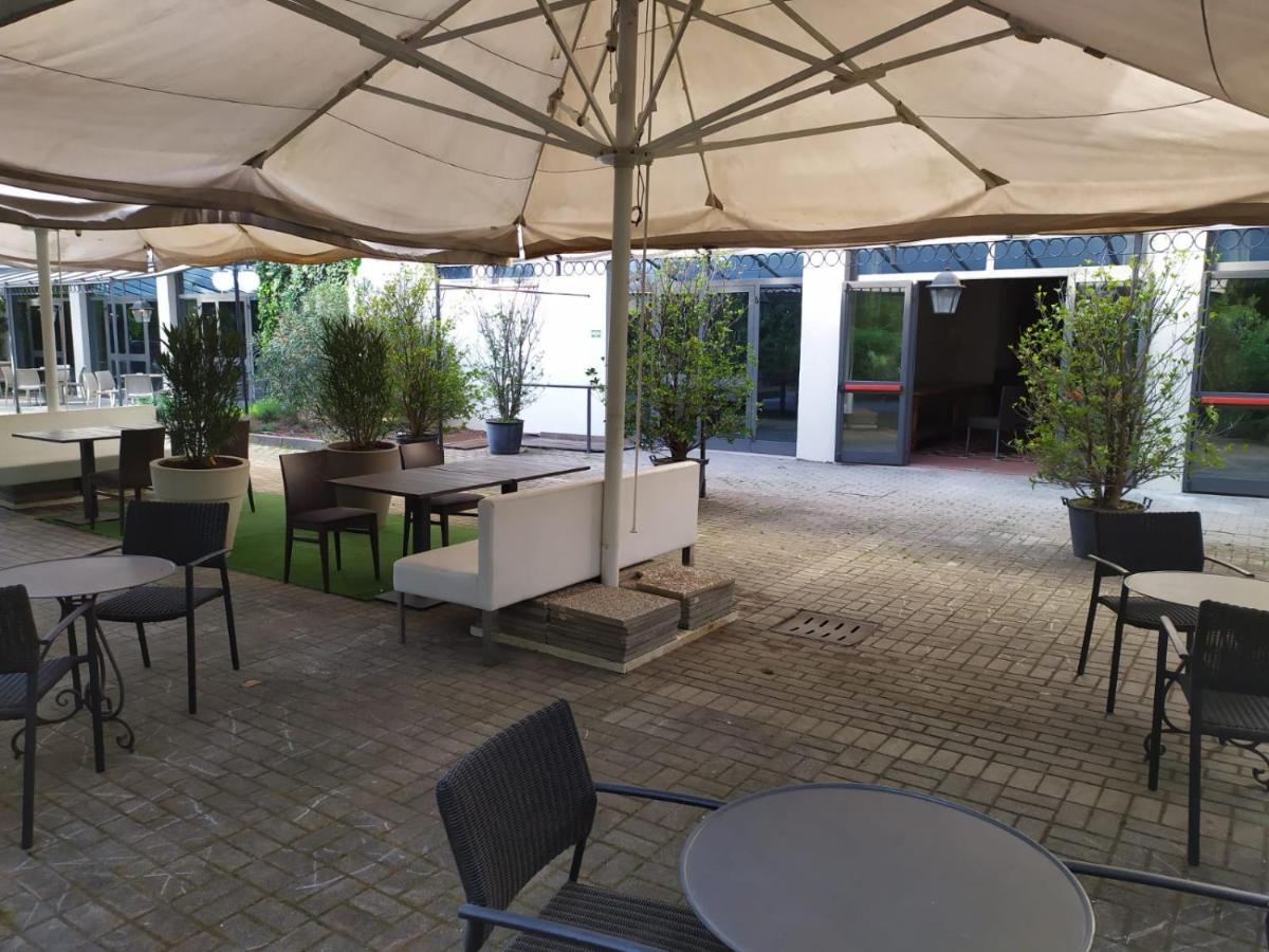Ferretti Majestichouse Hotel Castenedolo Bagian luar foto